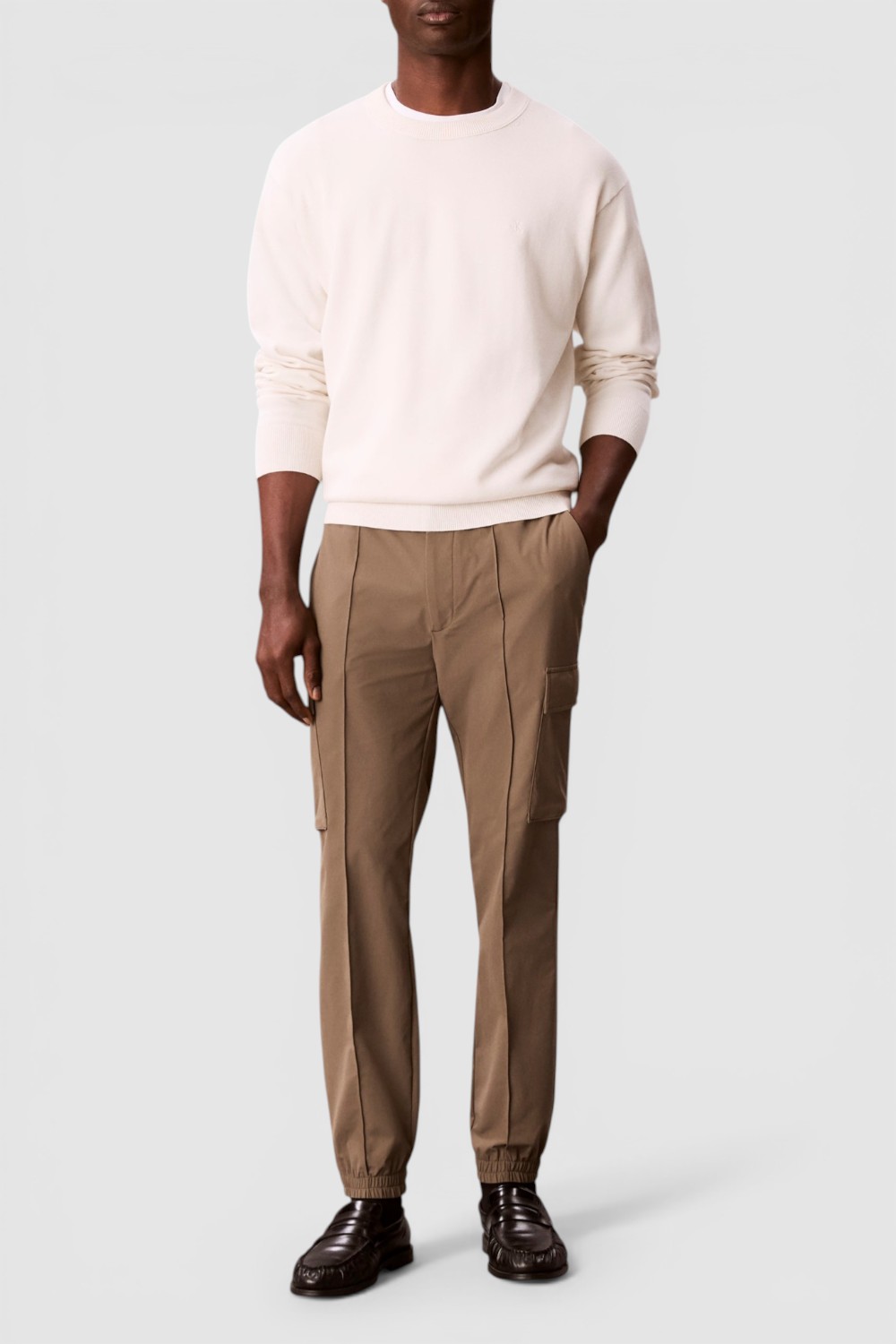 תמונת כל הלוק של מכנסי קרגו בגזרת סלים